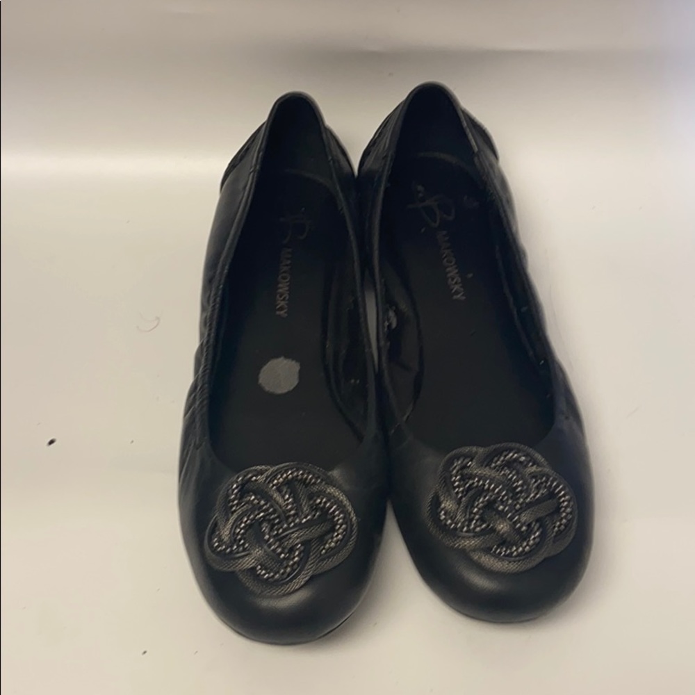 B Makowski leather flats size 8.5W Flaw